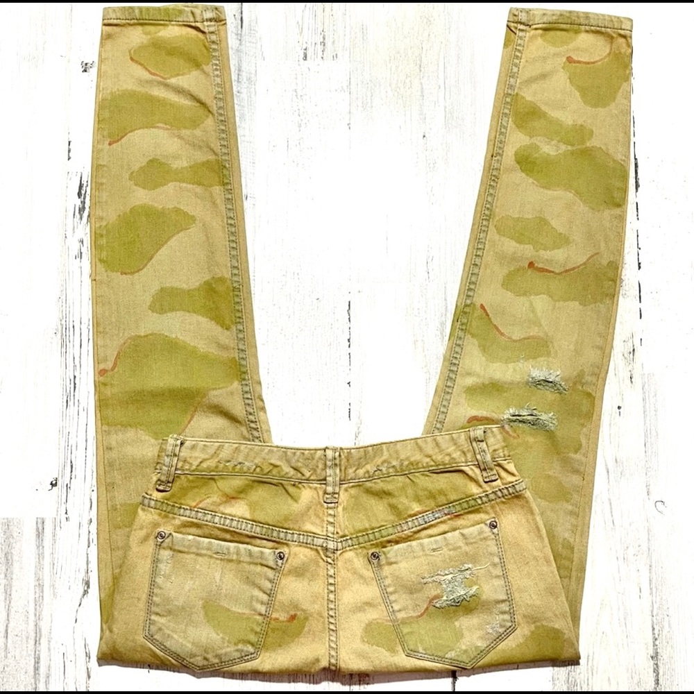 Free People Skinny Camouflage Jean’s. NWT Size 26.
